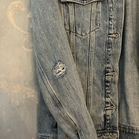 Old Navy Light Wash Distressed Denim Jacket Size L - Picture 3 of 8